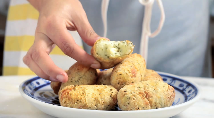 Bolinho de Aipim com Queijo