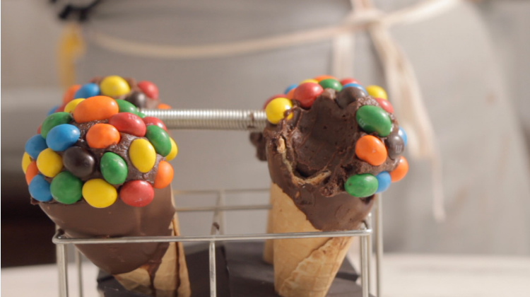 Casquinha de Chocolate e Amendoim com M&M's