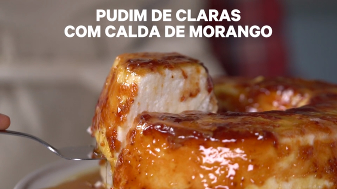 Pudim de Claras com Calda de Morango